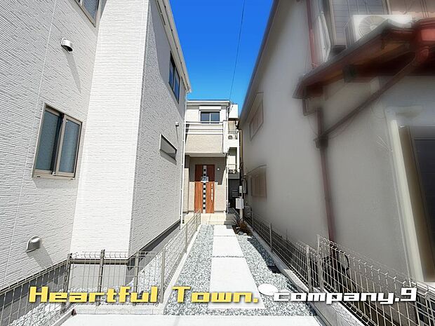 ☆現地外観写真☆HeartfulTown☆1号棟☆子育てに適した住環境☆土地28坪☆閑静な住宅街☆南面バルコニー×2☆小・中学校まで徒歩9分圏内☆前道6.8m☆