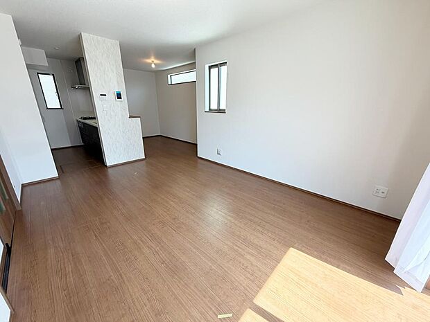 ☆大変明るいリビング☆広々した空間で家族との大切な時間をお過ごしください!!