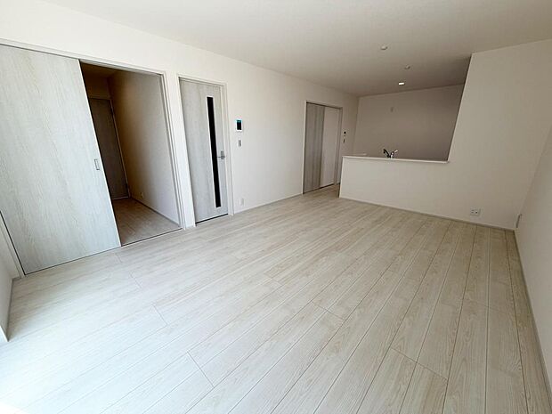 ☆大変明るいリビング☆広々した空間で家族との大切な時間をお過ごしください!!