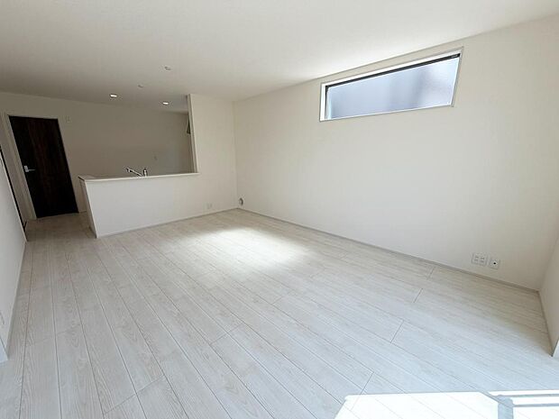 ☆大変明るいリビング☆広々した空間で家族との大切な時間をお過ごしください!!