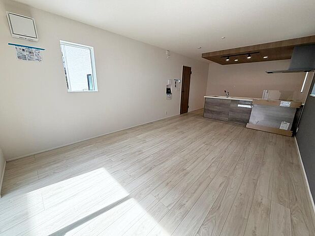 ☆大変明るいリビング☆広々した空間で家族との大切な時間をお過ごしください!!