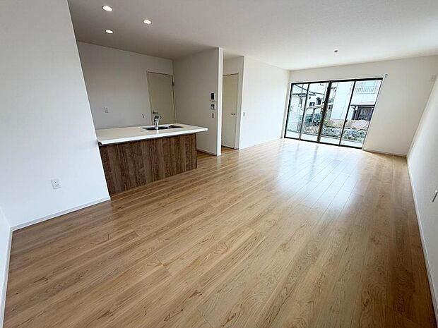 ☆大変明るいリビング☆広々した空間で家族との大切な時間をお過ごしください!!