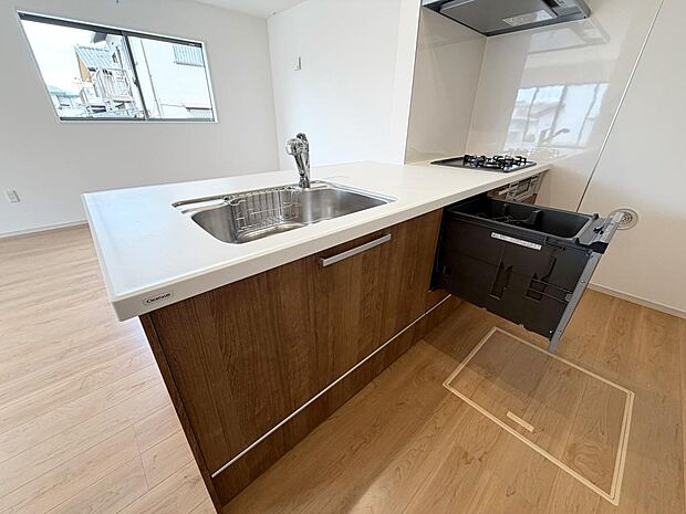 ☆大型のシステムキッチン☆対面式ですので家族と会話しながら楽しくクッキング!!