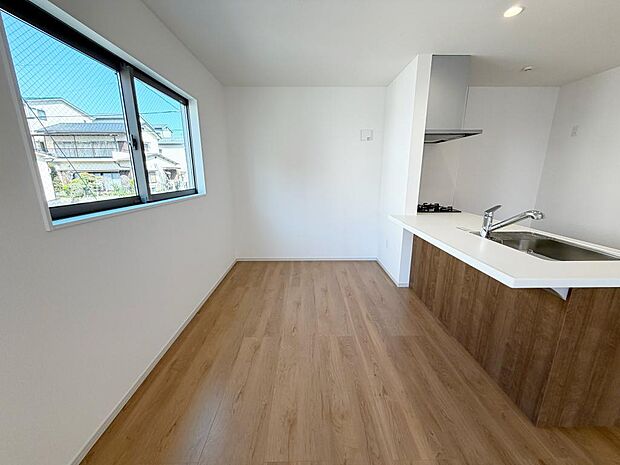 ☆大変明るいリビング☆広々した空間で家族との大切な時間をお過ごしください!!