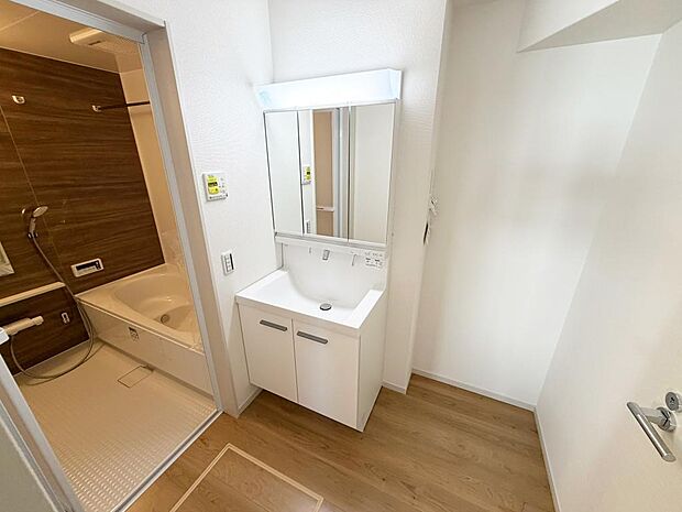 ☆白を基調とした清潔感溢れる洗面スペース☆清潔空間で気持ちよく1日の始まりを!!