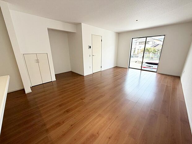 ☆大変明るいリビング☆広々した空間で家族との大切な時間をお過ごしください！！