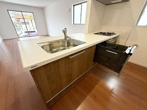 ☆大型のシステムキッチン☆対面式ですので家族と会話しながら楽しくクッキング！！