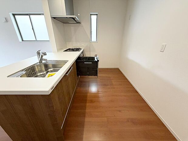 ☆大型のシステムキッチン☆対面式ですので家族と会話しながら楽しくクッキング！！