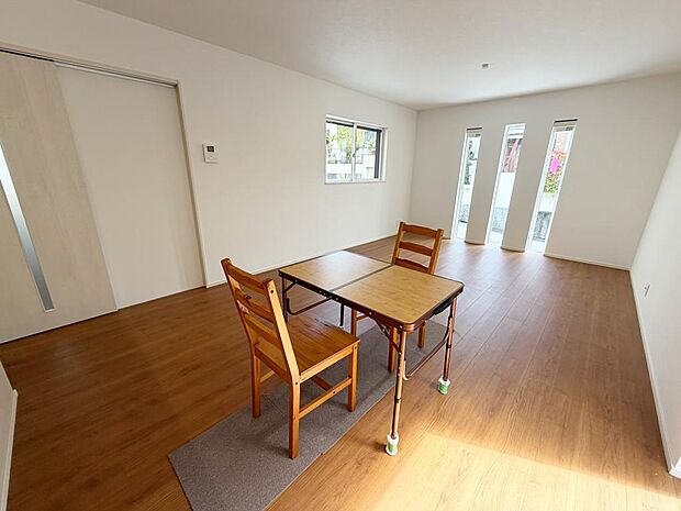 ☆大変明るいリビング☆広々した空間で家族との大切な時間をお過ごしください！！