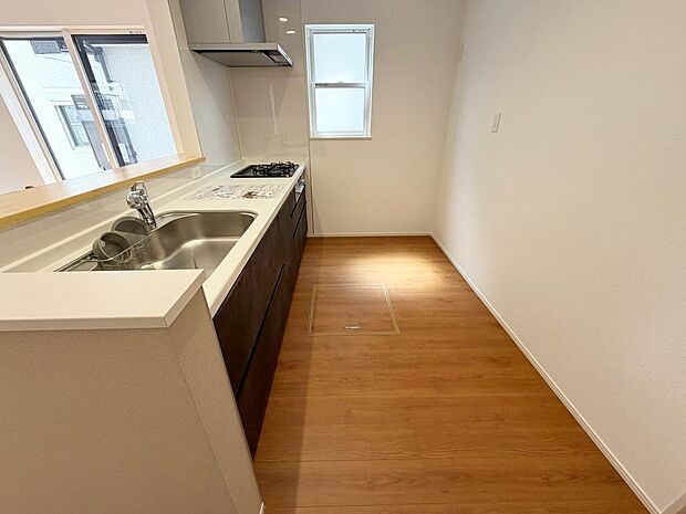 ｖ☆大型のシステムキッチン☆対面式ですので家族と会話しながら楽しくクッキング！！