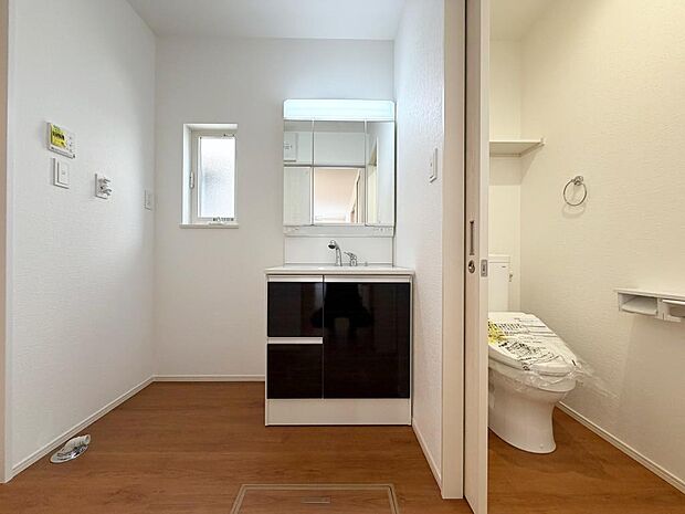 ☆白を基調とした清潔感溢れる洗面スペース☆清潔空間で気持ちよく1日の始まりを！！