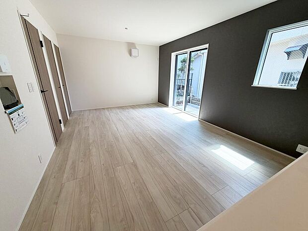 ☆大変明るいリビング☆広々した空間で家族との大切な時間をお過ごしください!!