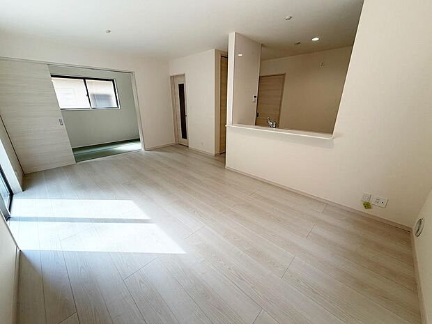 ☆大変明るいリビング☆広々した空間で家族との大切な時間をお過ごしください!!