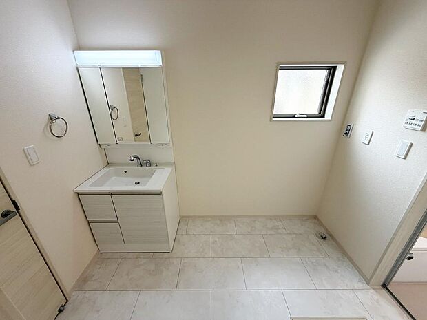 ☆白を基調とした清潔感溢れる洗面スペース☆清潔空間で気持ちよく1日の始まりを!!