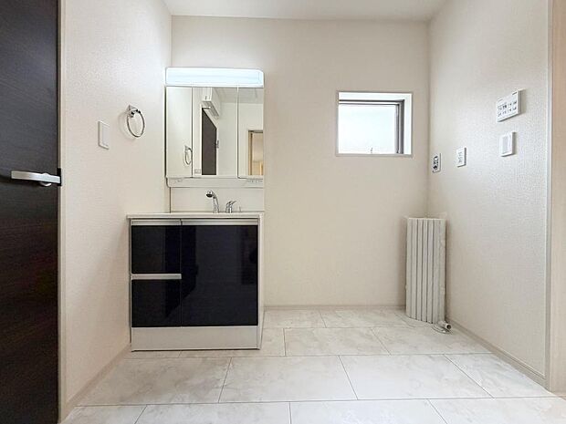 ☆白を基調とした清潔感溢れる洗面スペース☆清潔空間で気持ちよく1日の始まりを!!