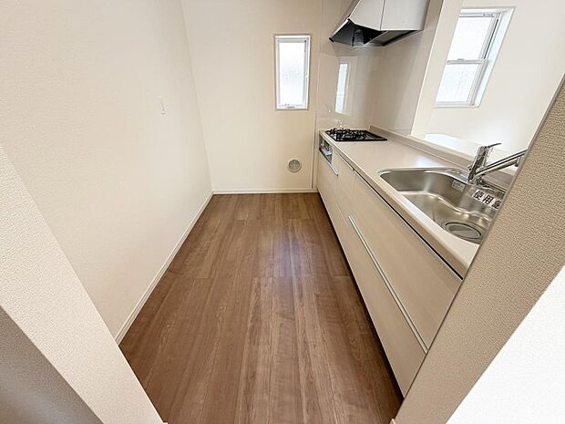 ☆大型のシステムキッチン☆対面式ですので家族と会話しながら楽しくクッキング!!