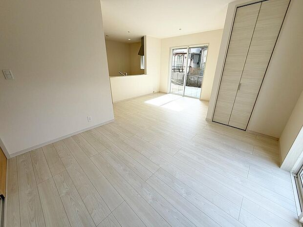 ☆大変明るいリビング☆広々した空間で家族との大切な時間をお過ごしください!!