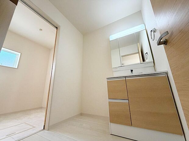 ☆白を基調とした清潔感溢れる洗面スペース☆清潔空間で気持ちよく1日の始まりを!!