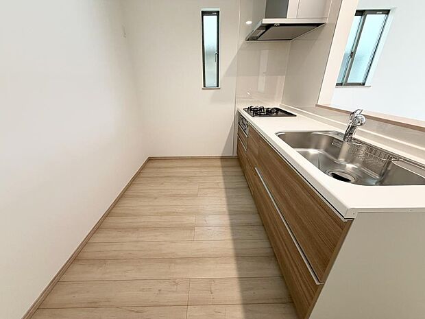 ☆大型のシステムキッチン☆対面式ですので家族と会話しながら楽しくクッキング!!