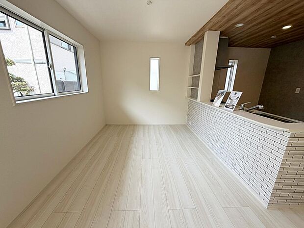 ☆大変明るいリビング☆広々した空間で家族との大切な時間をお過ごしください!!