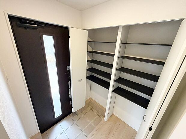 ☆大型シューズクローゼットがあります☆便利です!!