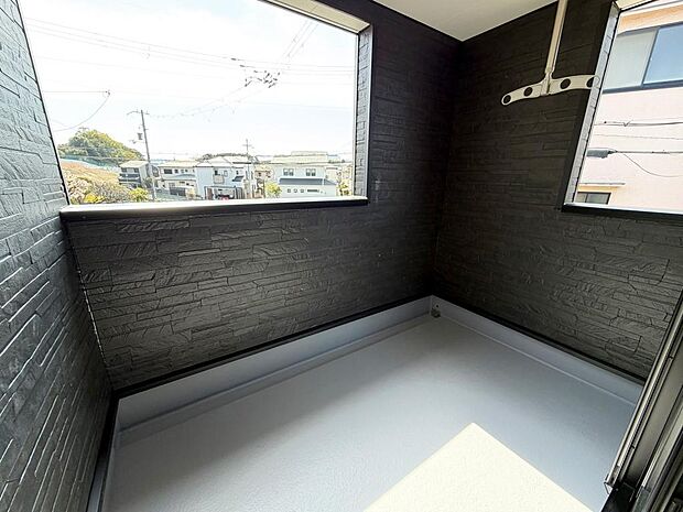 ☆インナーバルコニー☆テーブルを置いてティータイムもいいかも!雨の日も安心!!