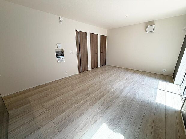 ☆大変明るいリビング☆広々した空間で家族との大切な時間をお過ごしください!!