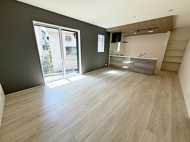 ☆大変明るいリビング☆広々した空間で家族との大切な時間をお過ごしください!!