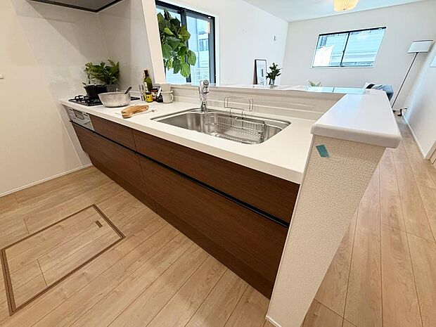 ☆大型のシステムキッチン☆対面式ですので家族と会話しながら楽しくクッキング!!
