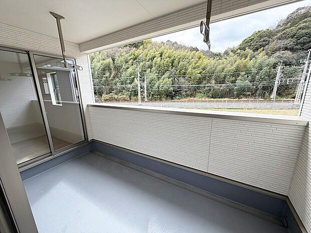 ☆インナーバルコニー☆テーブルを置いてティータイムもいいかも!雨の日も安心!!