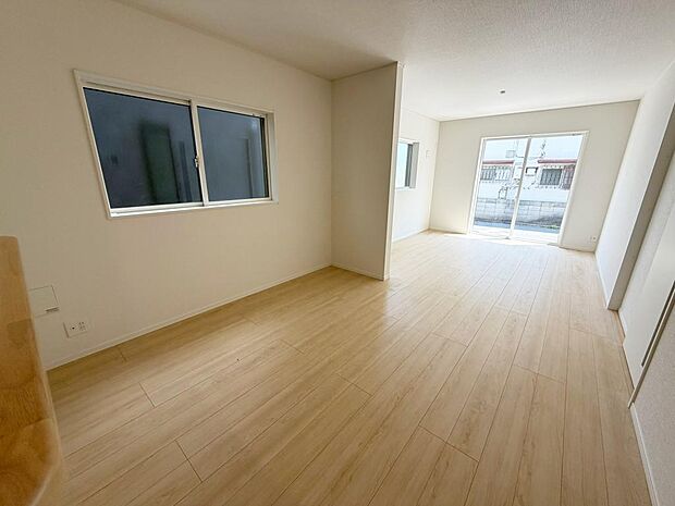 ☆大変明るいリビング☆広々した空間で家族との大切な時間をお過ごしください!!