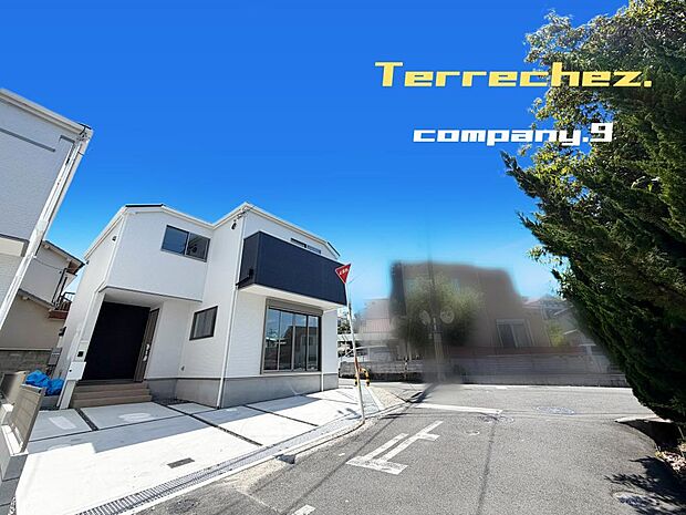 ☆現地外観写真☆Terrechez☆2号棟☆南東角地☆「香里園駅」徒歩13分☆土地33坪☆車2台(車種による)☆日当たり良好☆閑静な住宅街☆WIC・南面バルコニー☆LDK19.7帖☆前道5.2m☆