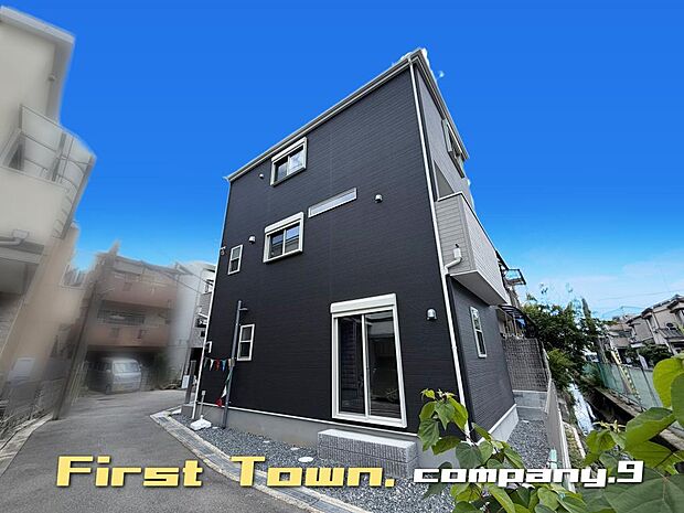 ☆現地外観写真☆FirstTown☆角地で開放感がある住宅☆3階建て☆土地23坪☆収納豊富☆日当たり良好☆閑静な住宅街☆パントリー・WIC☆1・2階雨戸シャッター付☆網戸装備☆前道6.7m☆