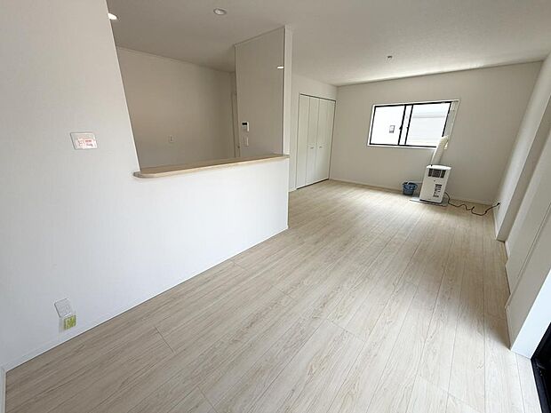 ☆大変明るいリビング☆広々した空間で家族との大切な時間をお過ごしください!!