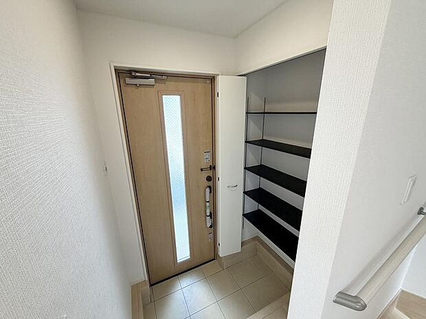 ☆大型シューズクローゼットがあります☆便利です!!