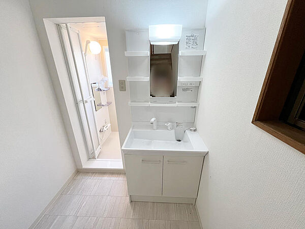 ☆新品☆白を基調とした清潔感溢れる洗面スペース☆清潔空間で気持ちよく1日の始まりを！！