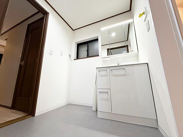 ☆新品☆白を基調とした清潔感溢れる洗面スペース☆清潔空間で気持ちよく1日の始まりを！！