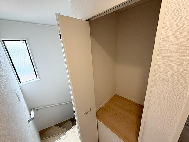 ☆２階☆廊下にある収納☆