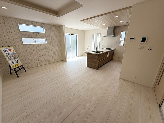 ☆大変明るいリビング☆広々した空間で家族との大切な時間をお過ごしください!!