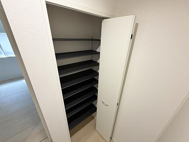 ☆大型シューズクローゼットがあります☆便利です!!