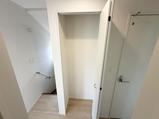 ☆２階☆廊下にある収納☆