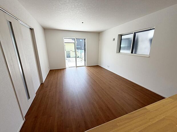 ☆大変明るいリビング☆広々した空間で家族との大切な時間をお過ごしください!!