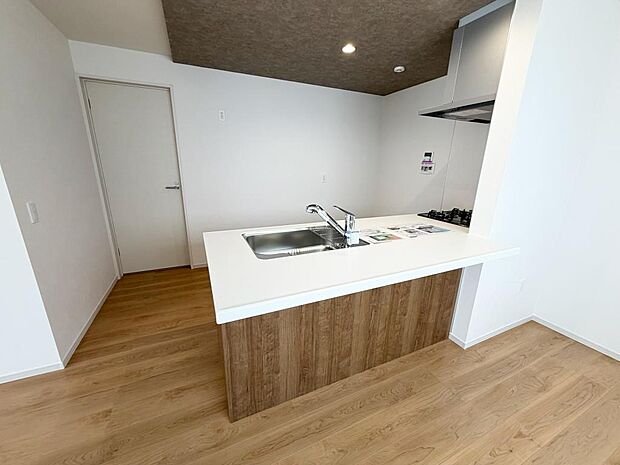 ☆大型のシステムキッチン☆対面式ですので家族と会話しながら楽しくクッキング!!