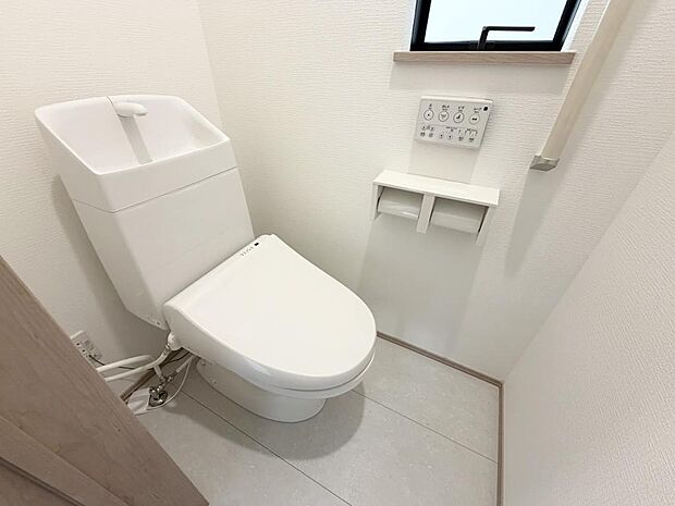 ☆ウレシイシャワートイレ☆1階・2階に完備！パパとのトイレ争いに終止符！！