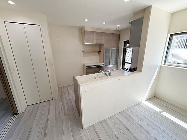☆大型のシステムキッチン☆対面式ですので家族と会話しながら楽しくクッキング！！