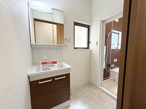 ☆新品☆白を基調とした清潔感溢れる洗面スペース☆清潔空間で気持ちよく1日の始まりを！