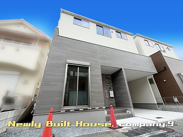 ☆現地外観写真☆ZEH水準省エネ住宅☆子育て安心立地☆３階建て☆土地21坪☆LDK18帖☆ファミリークローゼット☆前道４ｍ☆万代まで徒歩５分☆セブンイレブン目の前☆