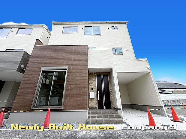 ☆現地外観写真☆ZEH水準省エネ住宅☆子育て安心立地☆3階建て☆南西角地☆土地22坪☆LDK17帖☆ファミリークローゼット☆前道4m☆万代まで徒歩5分☆セブンイレブン目の前☆
