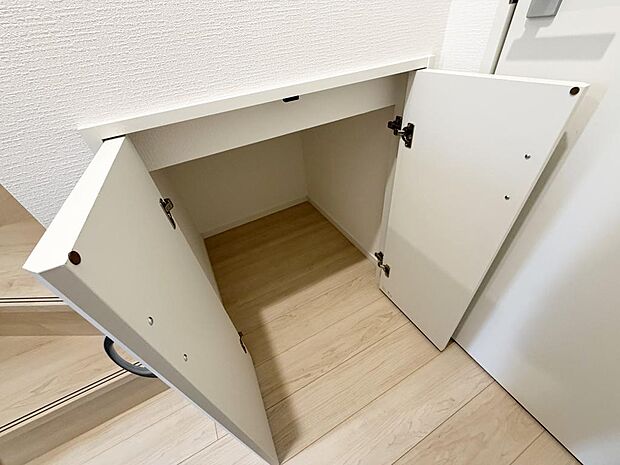 ☆１階廊下にある収納☆