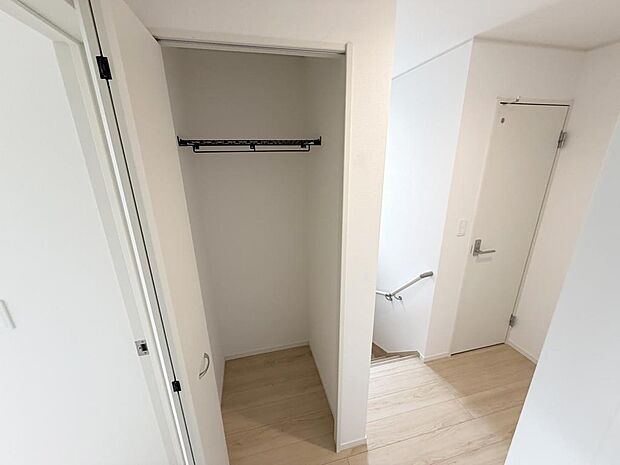 ☆２階廊下にある収納☆